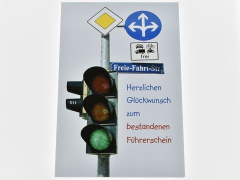 Glückwunschkarte mit einer grünen Ampel und Verkehrsschildern, darauf steht Herzlichen Glückwunsch zum bestandenen Führerschein, Hersteller Juwelier Harnisch.