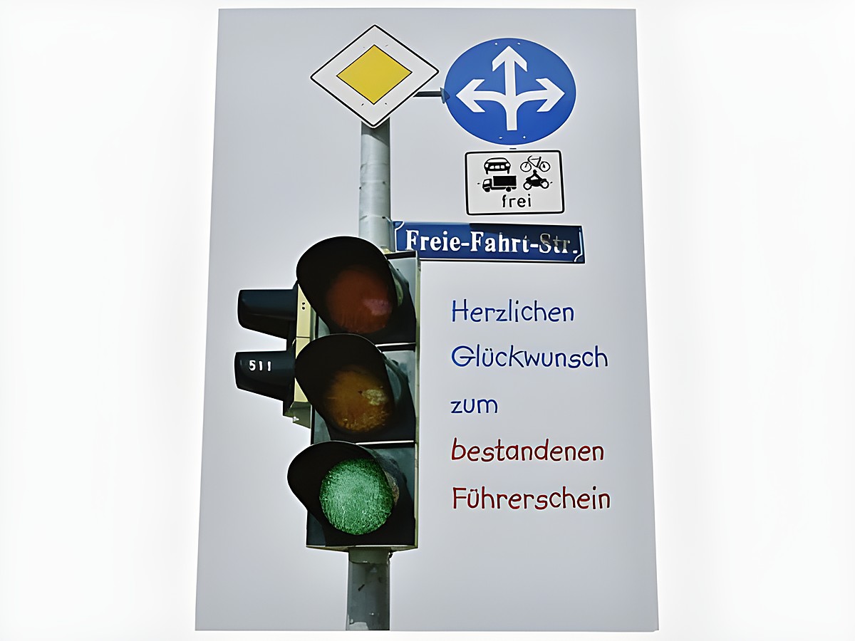 Glückwunschkarte mit einer grünen Ampel und Verkehrsschildern, darauf steht Herzlichen Glückwunsch zum bestandenen Führerschein, Hersteller Juwelier Harnisch.