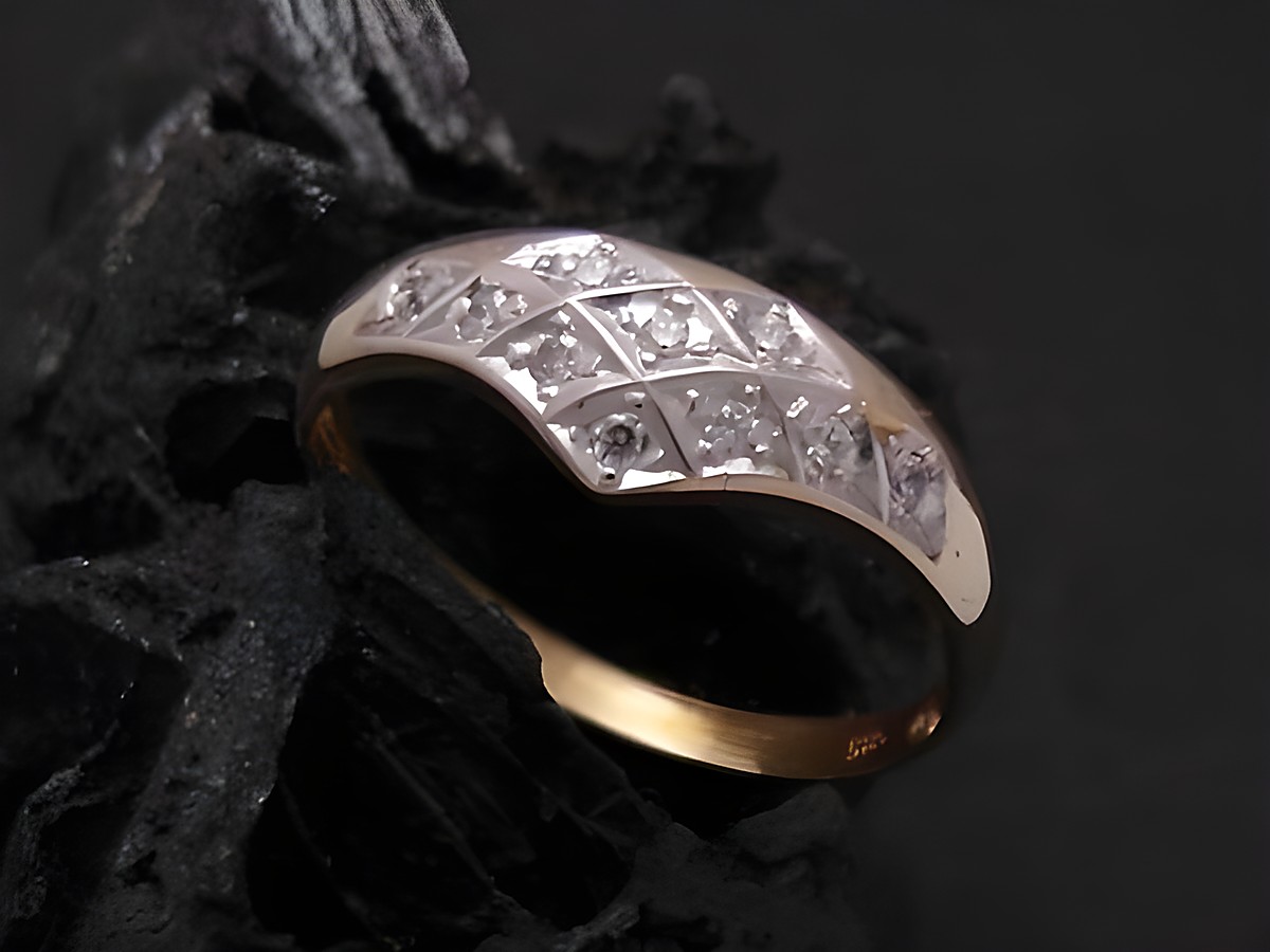 Gold Ring herausragend Gold 585 bicolor Zirkonia Goldring Gr. 60 Hersteller Juwelier Harnisch bis Gr. 60 19, elegant und funkelnd, präsentiert auf einer dunklen Unterlage.