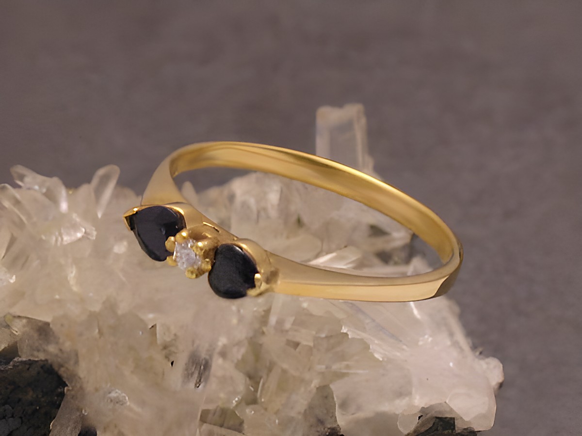 Goldring entzückend mit zwei blauen Saphiren und einem Zirkonia, Größe 52, Hersteller Juwelier Harnisch, elegant und zeitlos, ideal für besondere Anlässe.
