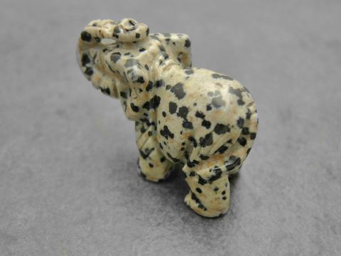 Graue und schwarze Achat Steinfigur eines Elefanten, der stehend dargestellt ist. Diese Glücksbringer Figur stammt vom Hersteller Juwelier Harnisch und überzeugt durch ihre Detailtreue.