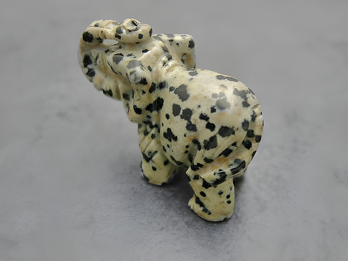 Graue und schwarze Achat Steinfigur eines Elefanten, der stehend dargestellt ist. Diese Glücksbringer Figur stammt vom Hersteller Juwelier Harnisch und überzeugt durch ihre Detailtreue. – Ansicht 2