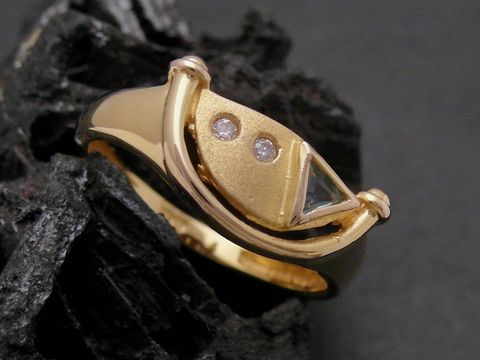 Gold Ring - Gold 585 - blauer Topas + Zirkonia - Goldring - Gr. 54,5, Hersteller: Juwelier Harnisch, bis Gr. 56/18. Der Ring hat ein elegantes Design mit einer Kombination aus goldener Farbe und funkelnden Steinen.