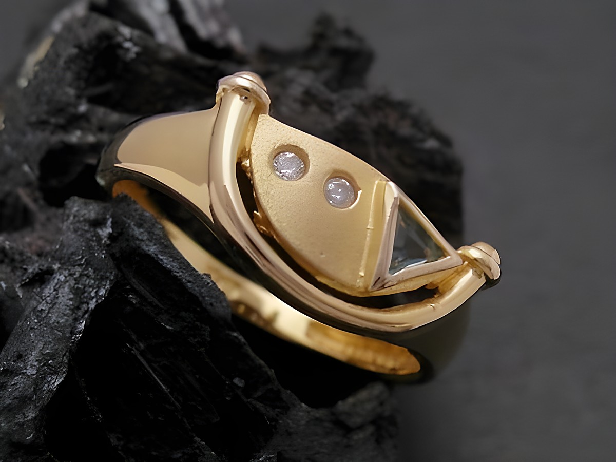 Gold Ring - Gold 585 - blauer Topas + Zirkonia - Goldring - Gr. 54,5, Hersteller: Juwelier Harnisch, bis Gr. 56/18. Der Ring hat ein elegantes Design mit einer Kombination aus goldener Farbe und funkelnden Steinen.