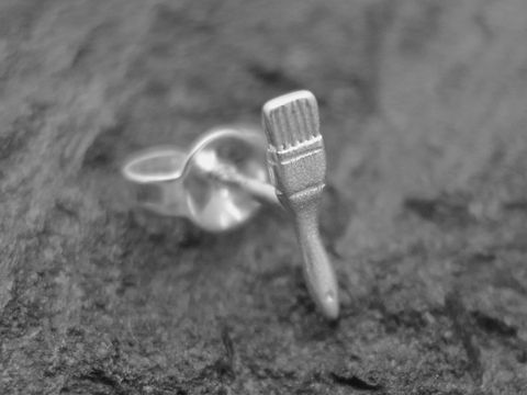 Ein sterling silberner Einzelohrring in Form eines Pinselmotivs gefertigt vom Juwelier Harnisch. Modernes Design für kreative Schmuckliebhaber.
