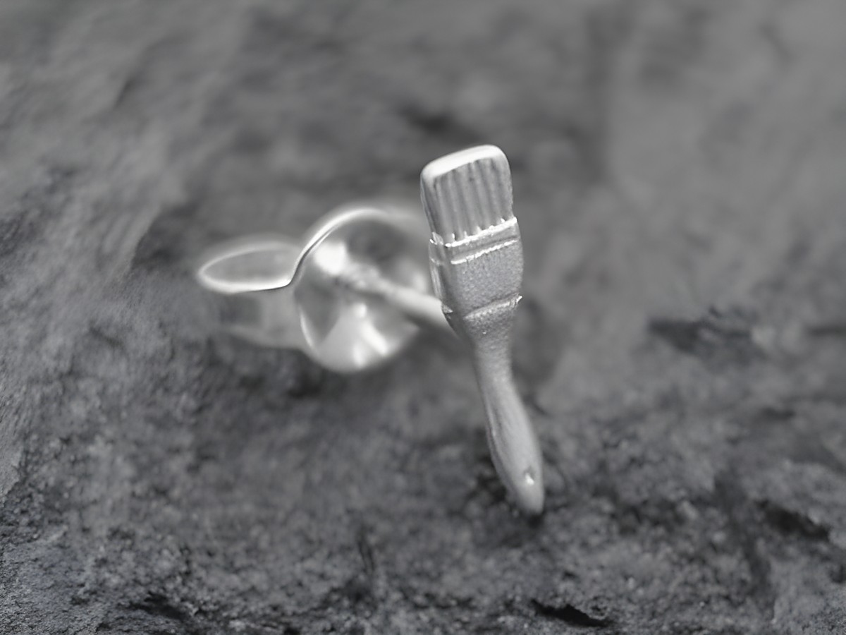 Ein sterling silberner Einzelohrring in Form eines Pinselmotivs gefertigt vom Juwelier Harnisch. Modernes Design für kreative Schmuckliebhaber.