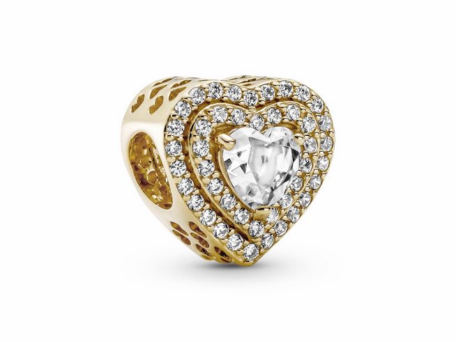 Ein zarter charm im herzförmigen design aus 585er gold, verziert mit funkelnden zirkonia steinen und einem großen herzförmigen zirkonia in der mitte, geeignet für die auffällige schmuckkollektion.