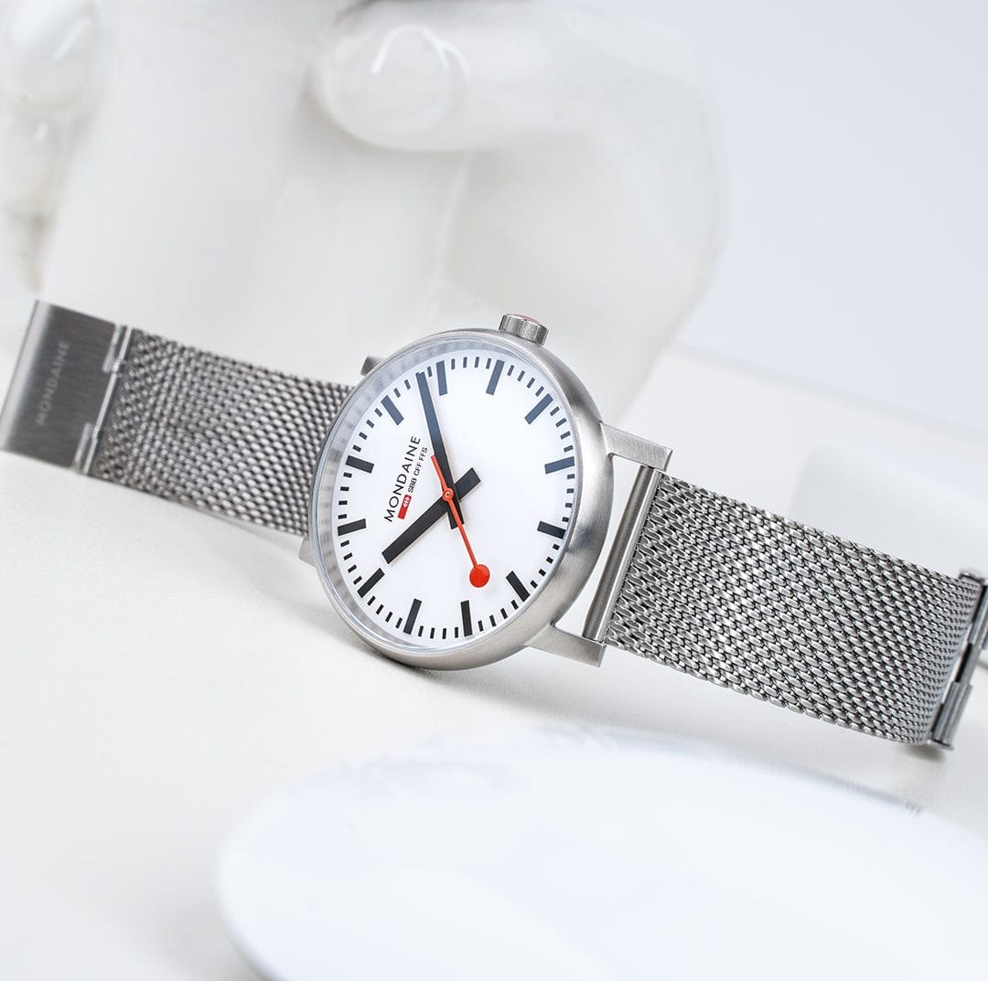 Mondaine Uhr evo2 - 43 mm - Ziffernblatt Weiss – Ansicht 4