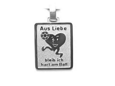 Silber Anhänger mit dem Motiv "Aus Liebe bleib ich hart am Ball", zeigt ein lächelndes Herz mit einem Fußball, hergestellt von Juwelier Harnisch.