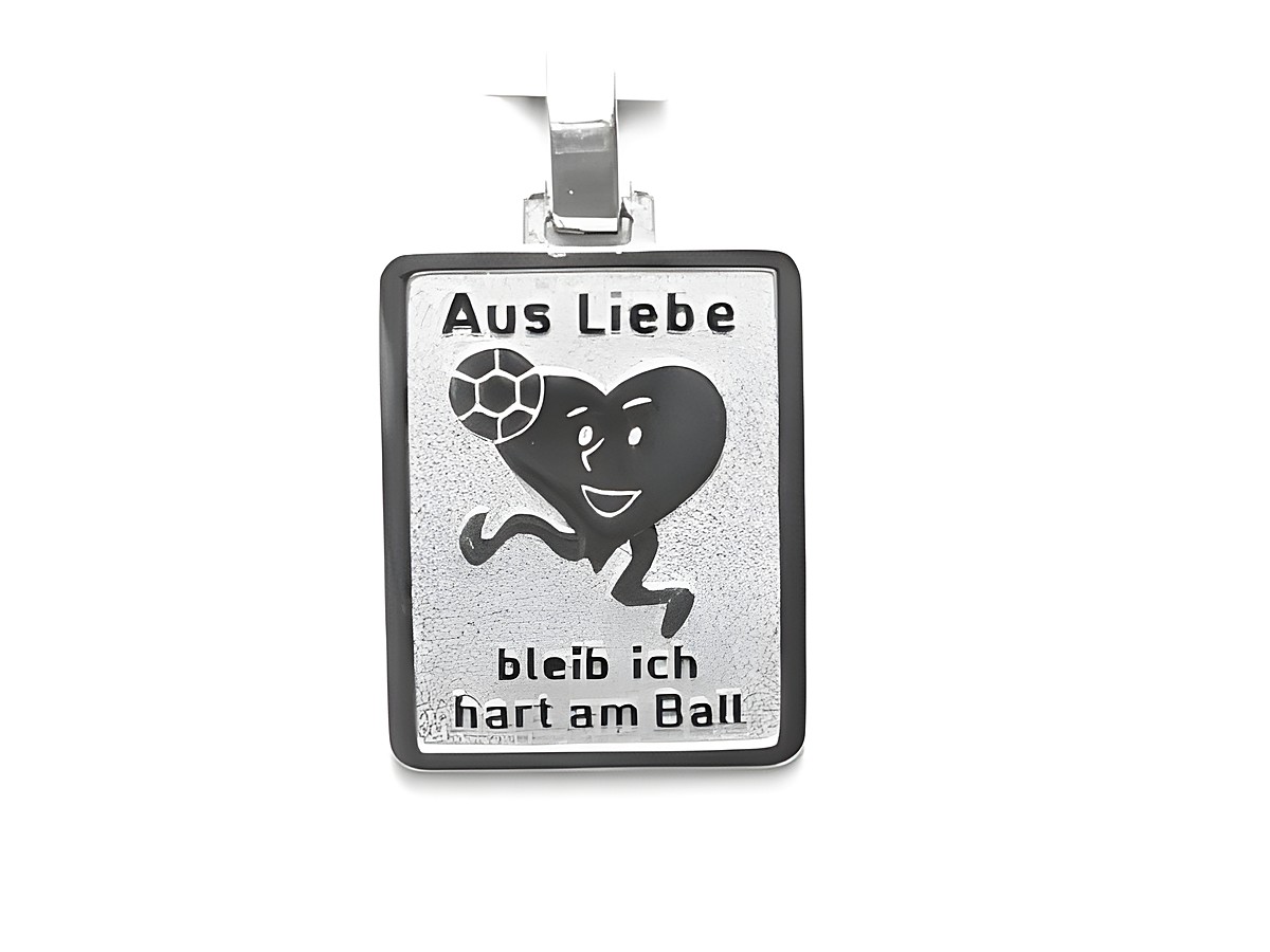 Silber Anhänger mit dem Motiv "Aus Liebe bleib ich hart am Ball", zeigt ein lächelndes Herz mit einem Fußball, hergestellt von Juwelier Harnisch.