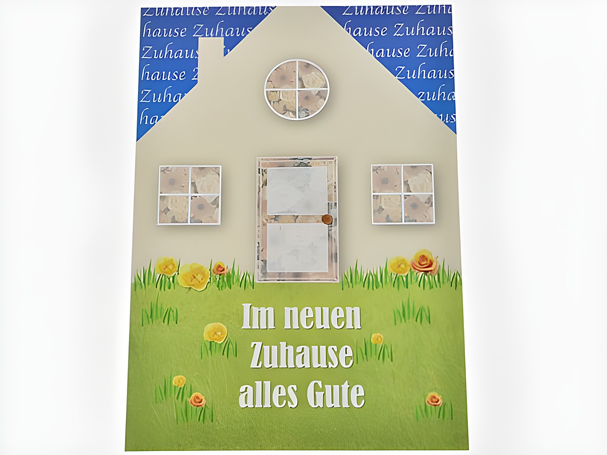 Ein stilisiertes Haus mit bunten Blumen auf einer Wiese, umgeben von grüner Rasenfläche. Darüber steht in blauer Schrift "Im neuen Zuhause alles Gute". Hersteller Juwelier Harnisch.