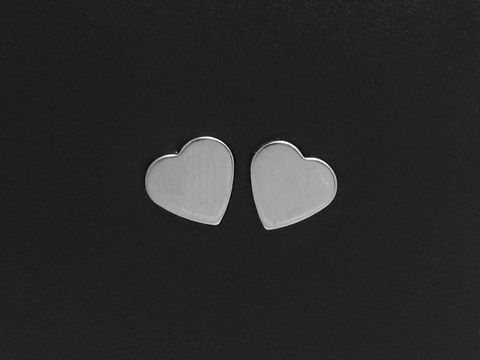 60821-0 Edelstahl Ohrringe in Herzform als Ohrstecker, hergestellt von Juwelier Harnisch, schlichte und elegante Edelstahl Stecker in ansprechendem Design.