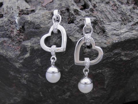 Silber Ohrringe in Herzform mit weißen Süßwasser Zuchtperlen und Zirkonia, Hersteller Juwelier Harnisch, elegante Ohrhänger mit Stein.