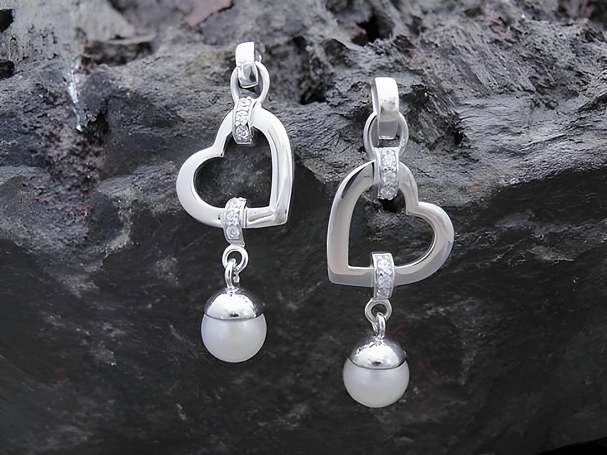 Silber Ohrringe in Herzform mit weißen Süßwasser Zuchtperlen und Zirkonia, Hersteller Juwelier Harnisch, elegante Ohrhänger mit Stein. – Ansicht 2
