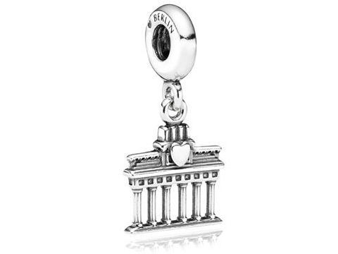 Der silberne Städteanhänger PANDORA 791081 zeigt das Brandenburger Tor in Berlin mit einem dekorativen Herz und dem Schriftzug Berlin. Ideal für Schmuckliebhaber und Erinnerungen.