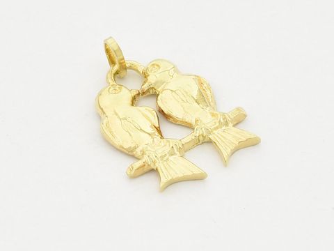 Zwei goldene Turteltauben als Anhänger aus 333er Gold, symbolisieren Liebe und Zuneigung, hergestellt von Juwelier Harnisch, ideales Tiermotiv für Schmuckliebhaber.