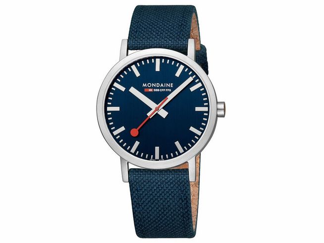 Mondaine Uhr Classic A660.30360.40SBD mit 40 mm Gehäuse, Ozeanblauem Ziffernblatt, rotem Sekundenzeiger und textilartigem, dunklem Armband, elegantes Design für jeden Anlass.