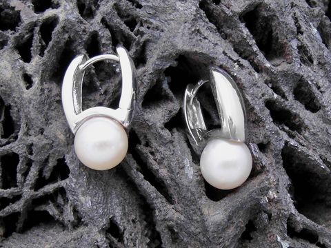 36545-0 Oval Creolen aus Sterling Silber mit Süßwasser Zuchtperlen in der Größe 18 mm, hergestellt von Juwelier Harnisch, ideal bis 25 mm. Elegantes Accessoire für jeden Anlass.