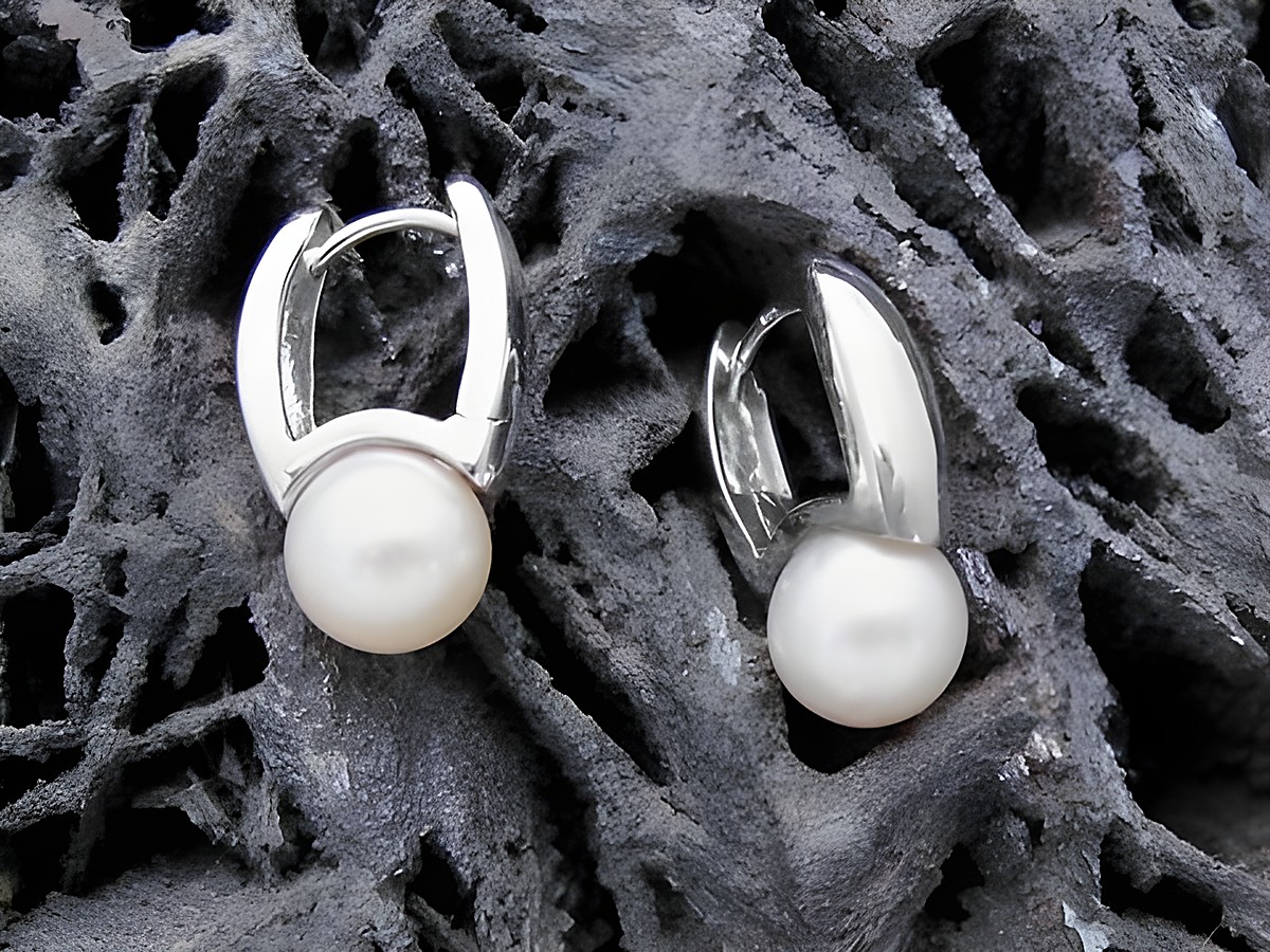 Oval Creolen aus Sterling Silber mit Süßwasser Zuchtperlen in der Größe 18 mm, hergestellt von Juwelier Harnisch, ideal bis 25 mm. Elegantes Accessoire für jeden Anlass.