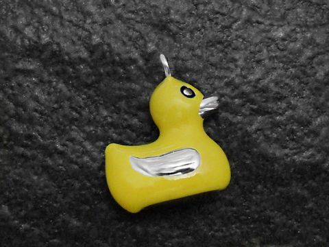 Gelber Ente Anhänger aus Sterling Silber, hergestellt von Juwelier Harnisch, ideal für Kinder, niedliches Design, perfekt als Schmuckstück oder Geschenk.