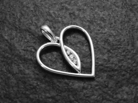 Herz Anhänger modern aus Sterling Silber mit Zirkonia, Hersteller Juwelier Harnisch, Perlen & Steine, filigranes Design mit zwei Herzen, ideal als Schmuckstück für besondere Anlässe.