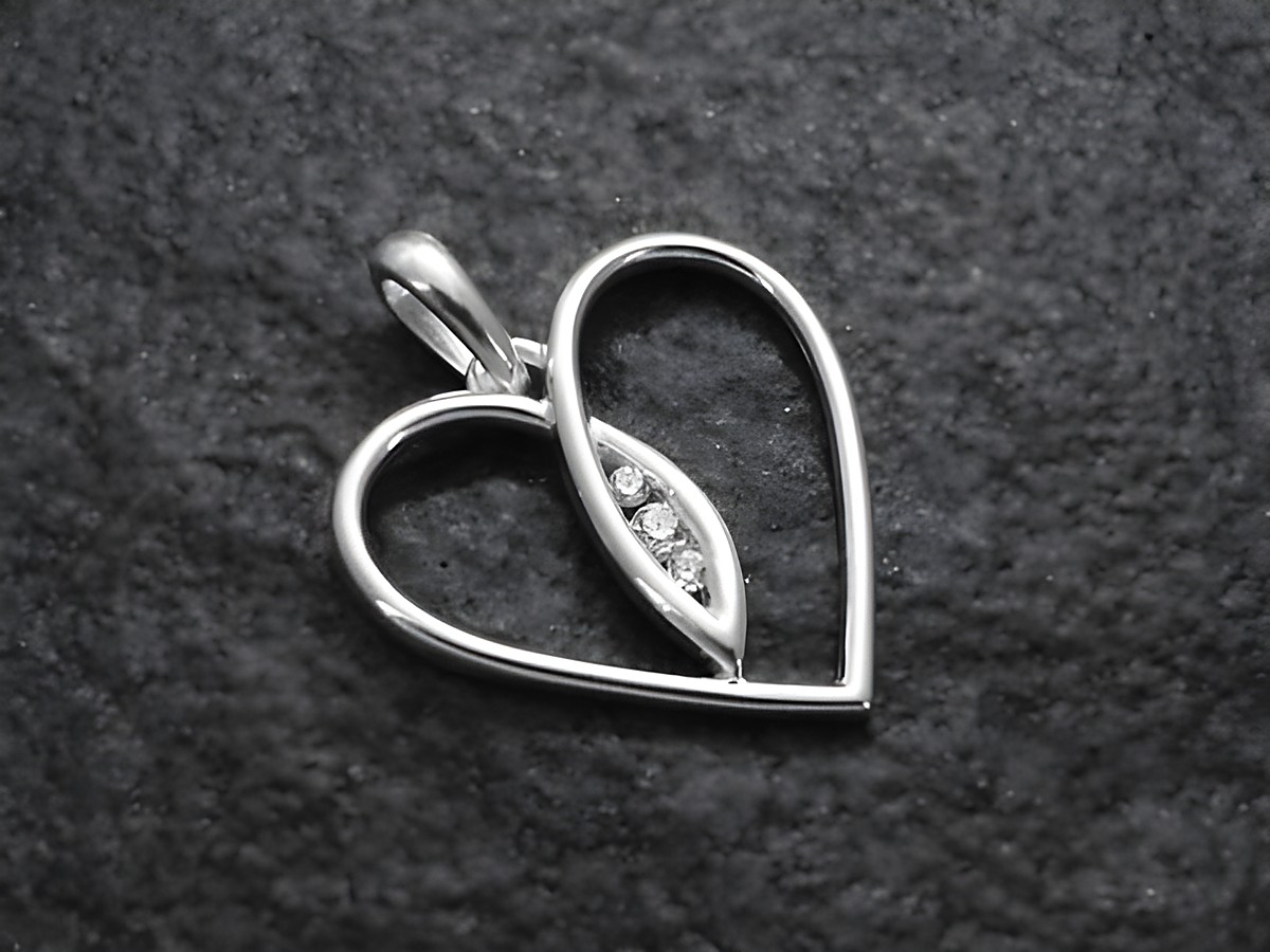 Herz Anhänger modern aus Sterling Silber mit Zirkonia, Hersteller Juwelier Harnisch, Perlen & Steine, filigranes Design mit zwei Herzen, ideal als Schmuckstück für besondere Anlässe.