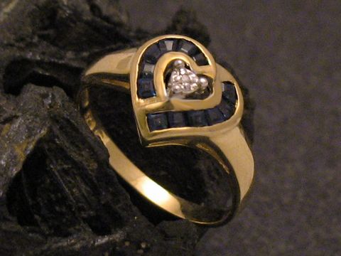 Goldring in Herzform mit Diamant und Saphiren, Gold 375, Größe 54, Hersteller Juwelier Harnisch. Ein elegantes Schmuckstück für besondere Anlässe.