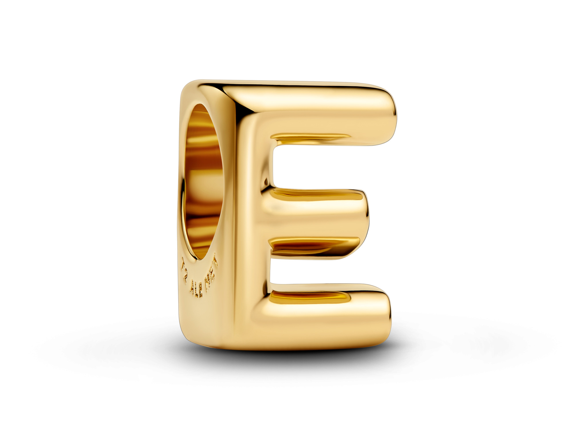 Buchstabe E aus der Reihe Pandora 763951C00 in Gelbgold Vergoldung, glänzende Oberfläche, sanfte Rundungen, geeignet für Schmuckstücke und kreative Verarbeitung, Hersteller Pandora, Neuheiten.
