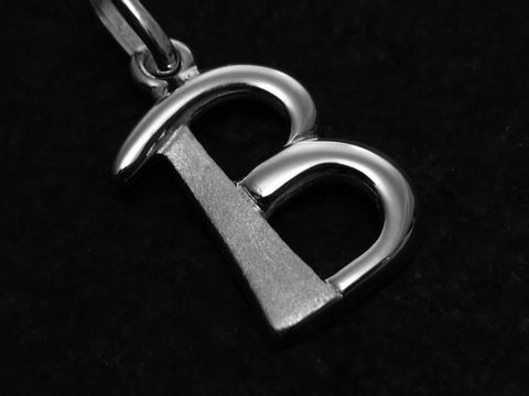 Buchstaben Anhänger teilmattiert in Sterling Silber, gefertigt von Juwelier Harnisch. Der Anhänger zeigt den Buchstaben B in modernem Design.