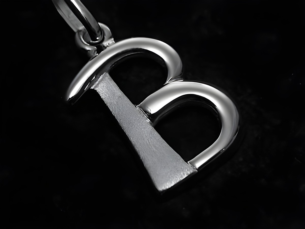 Buchstaben Anhänger teilmattiert in Sterling Silber, gefertigt von Juwelier Harnisch. Der Anhänger zeigt den Buchstaben B in modernem Design.