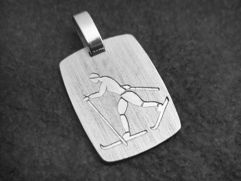 Silberanhänger mit dem Motiv eines Skilangläufers, elegant und detailreich gestaltet, ideal für Sportliebhaber und als Geschenk für aktive Menschen. Hersteller ist Juwelier Harnisch.