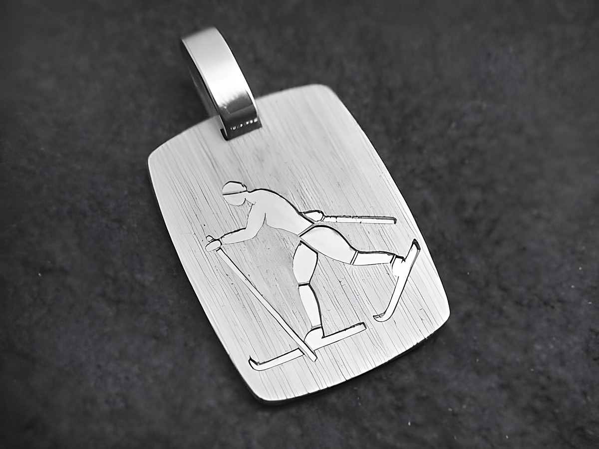 Silberanhänger mit dem Motiv eines Skilangläufers, elegant und detailreich gestaltet, ideal für Sportliebhaber und als Geschenk für aktive Menschen. Hersteller ist Juwelier Harnisch.