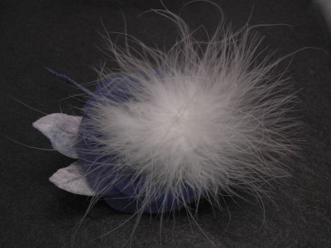 Haarschmuck aus blauem Samt-Mix mit einer weißen Feder-Füllung und blauen Blütenelementen, hergestellt von Juwelier Harnisch, perfekt als Brosche oder Haarschmuck Blumen.