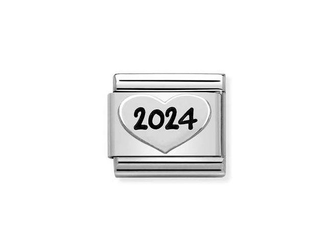 Ein elegantes Charm mit dem Motiv eines Herzens und der Jahreszahl 2024, gefertigt aus Sterling Silber und Edelstahl, von der Marke Nomination, ideal für individuelle Armbänder.