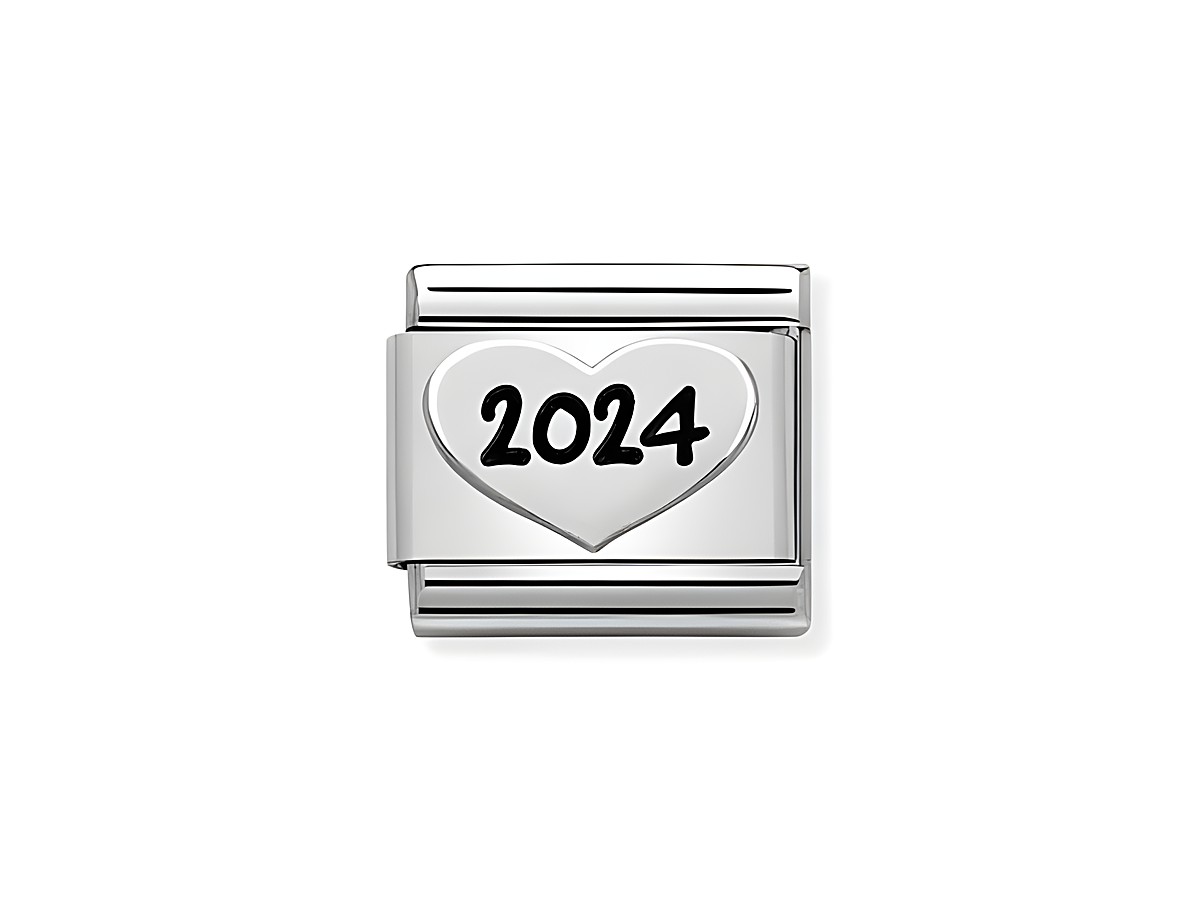 Ein elegantes Charm mit dem Motiv eines Herzens und der Jahreszahl 2024, gefertigt aus Sterling Silber und Edelstahl, von der Marke Nomination, ideal für individuelle Armbänder.