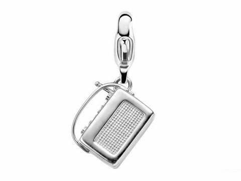 Silbercharms von Ti Sento im Design eines Retro-Radios, glänzende Oberfläche mit feinem Gittermuster, ideal zum individuellen Kombinieren und Verleihen von Stil.