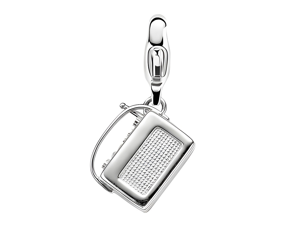 Silbercharms von Ti Sento im Design eines Retro-Radios, glänzende Oberfläche mit feinem Gittermuster, ideal zum individuellen Kombinieren und Verleihen von Stil.
