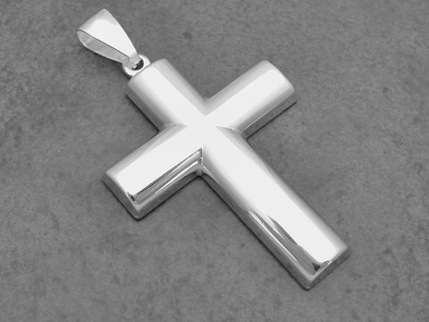 Silber Anhänger in Form eines schlichten Kreuzes, Hersteller Juwelier Harnisch, mondän und elegant, ideal als Schmuckstück für jeden Anlass.