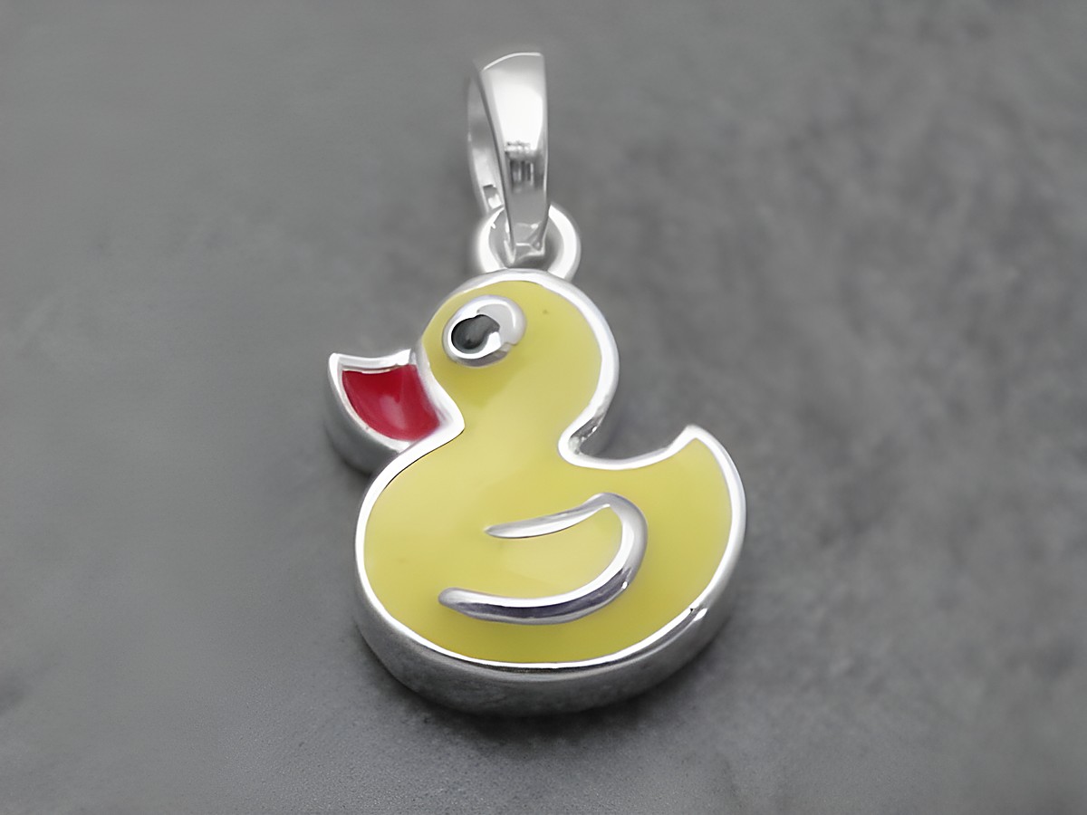 Niedlicher Enten Anhänger aus Sterling Silber mit lackierter Oberfläche in Gelb, Rot, Weiß und Schwarz, hergestellt von Juwelier Harnisch, ideal für Kinder.