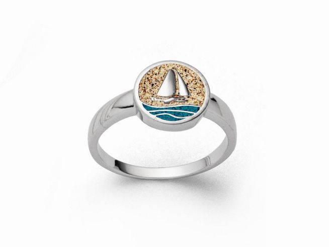 DUR Strandring Ahoi aus Sterling Silber in Größe 58 mit maritimem Motiv, dargestellt durch ein Segelboot auf sand- und wasserfarbenem Hintergrund.