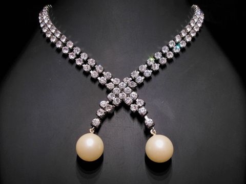 Schmuckstück aus Strass mit beeindruckendem Glanz, weißer Farbgebung, silberfarbener Fassung, 41,5 cm lang, vom Hersteller Juwelier Harnisch, präsentiert elegante Detalierung mit Perlenanhängern.