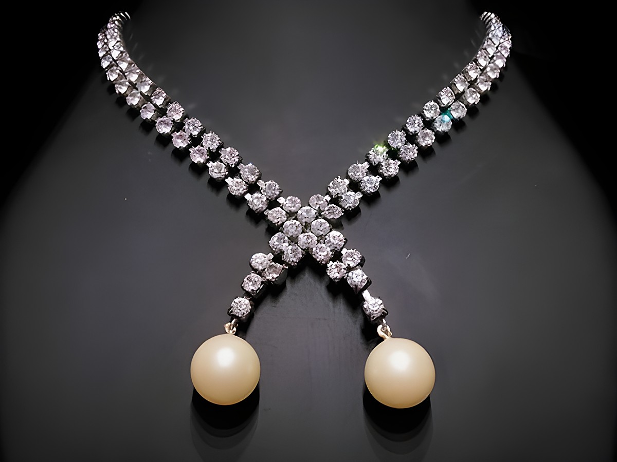 Schmuckstück aus Strass mit beeindruckendem Glanz, weißer Farbgebung, silberfarbener Fassung, 41,5 cm lang, vom Hersteller Juwelier Harnisch, präsentiert elegante Detalierung mit Perlenanhängern.
