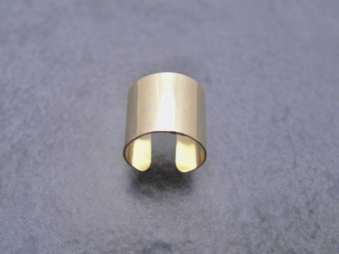 Ear Cuffs in elegantem Goldton, schlicht und modisch, ideal für jeden Anlass. Hersteller Juwelier Harnisch, perfekt für stilbewusste Frauen, ein schöner Ohrring zum Klemmen.