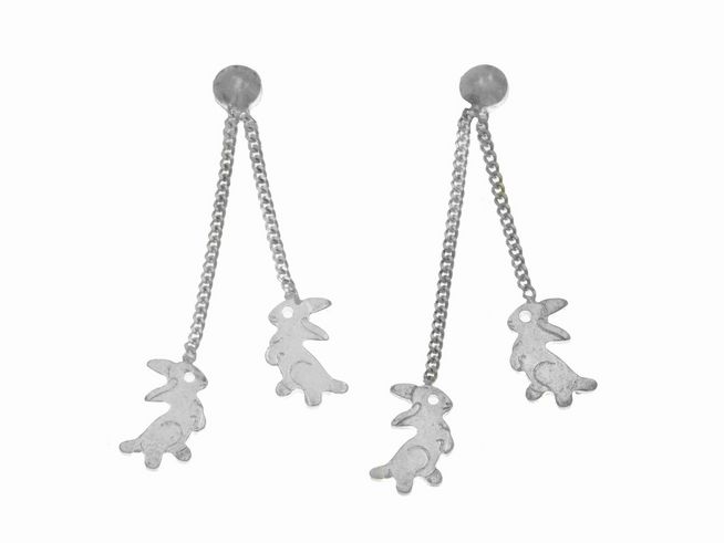 Ohrstecker Hasen aus poliertem Sterling Silber, niedliches Design mit zwei anhängenden Hasen, hergestellt von Juwelier Harnisch, ideal für Kinder.