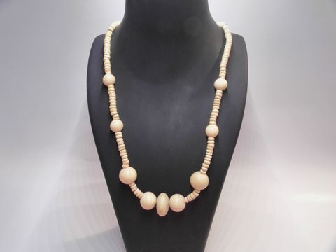 Holzkette mit Kugeln, 38 mm, naturbraun, 60 cm Länge, handgefertigter Holz Schmuck des Herstellers Juwelier Harnisch in schlichtem und elegantem Design.
