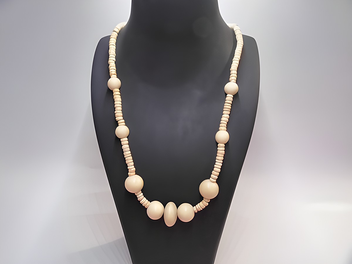 Holzkette mit Kugeln, 38 mm, naturbraun, 60 cm Länge, handgefertigter Holz Schmuck des Herstellers Juwelier Harnisch in schlichtem und elegantem Design.