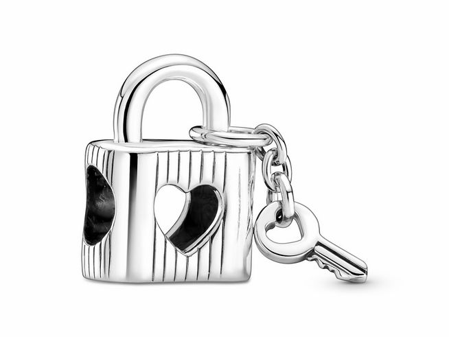 Pandora Vorhängeschloss und Herz Schlüssel Charm aus Silber mit schwarzer Emaille, gestaltet als liebevolles Symbol für Ewigkeit und Verbundenheit, ideal für die Charm-Sammlung.