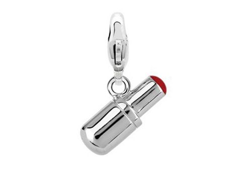 Ein silberner Charm in Form eines Lippenstifts mit rotem Lippenstiftaufsatz, hochwertig verarbeitet, von Ti Sento, Modell Hot lips 8112ER, ideal für Schmuckliebhaber und Accessoires.