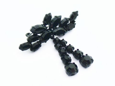 Schwarze Strass Brosche im sexy City Look, Hersteller: Juwelier Harnisch, elegante Brosche mit glitzernden schwarzen Elementen, ideal für stilvolle Akzente.