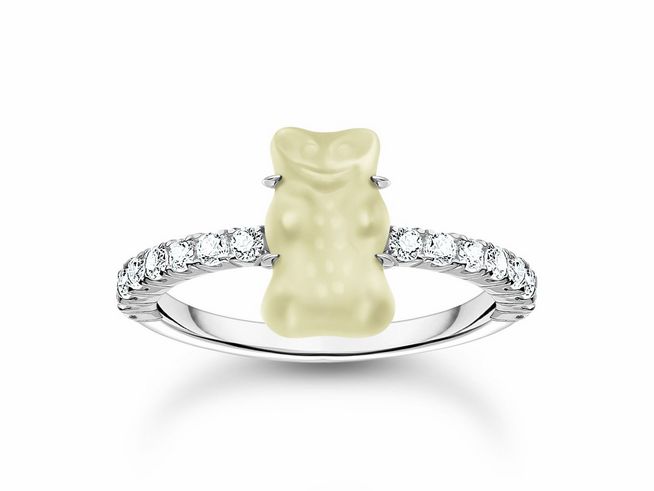 Der Thomas Sabo TR2459-052-14-56 HARIBO Ring zeigt einen Gummibärchen-Anhänger in Gelb, umgeben von einer silbernen Ringschiene mit weißen Zirkoniasteinen, Größe 56.